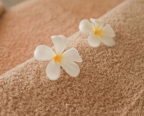 Ambiance massage serviette et fleurs